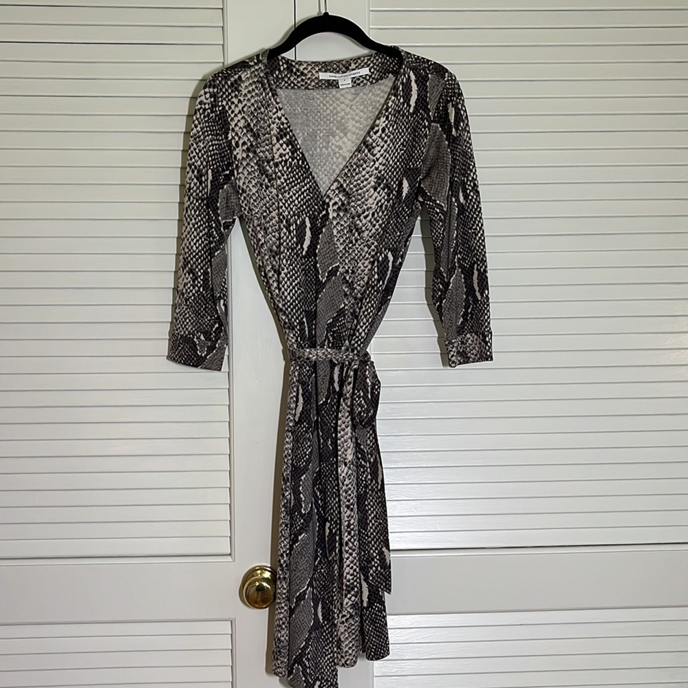 Diane Von Furstenberg silk jersey snakeskin-print wrap dress size 8